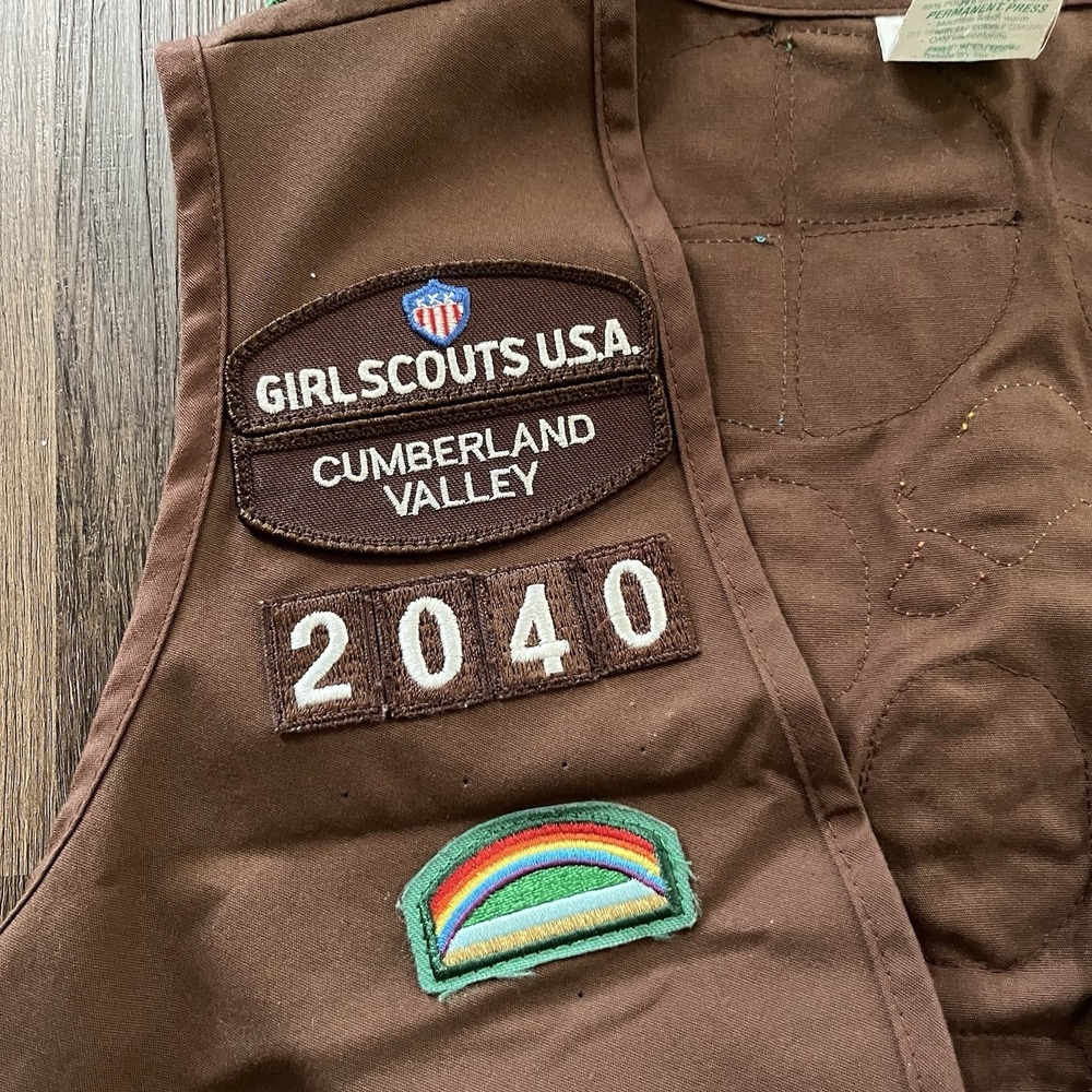 Vtg Girl Scouts Brownie Vest Early 2000s Over 80 Patches USA Size Medium - Picture 8 of 11